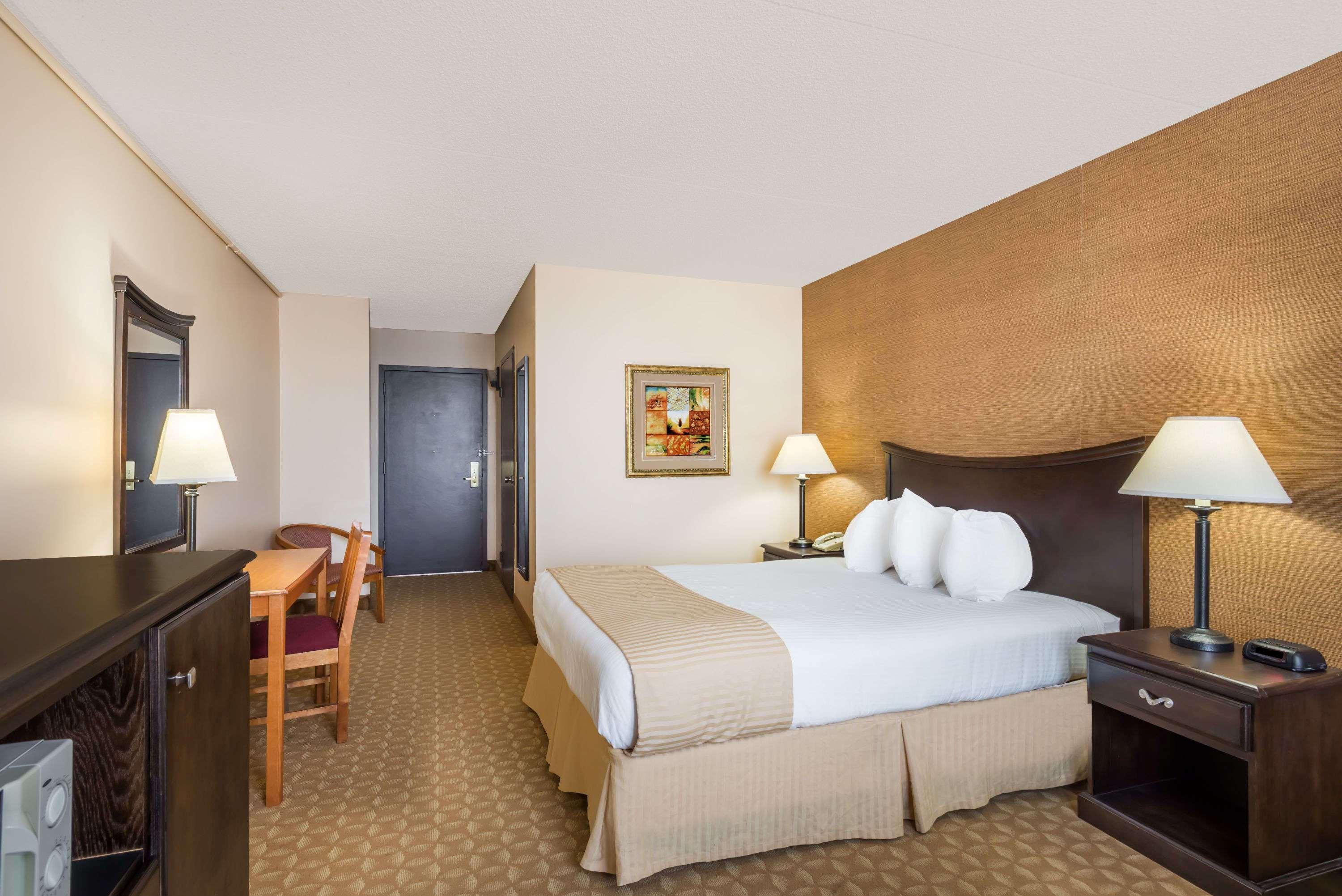 Ramada By Wyndham Watertown Thousand Экстерьер фото