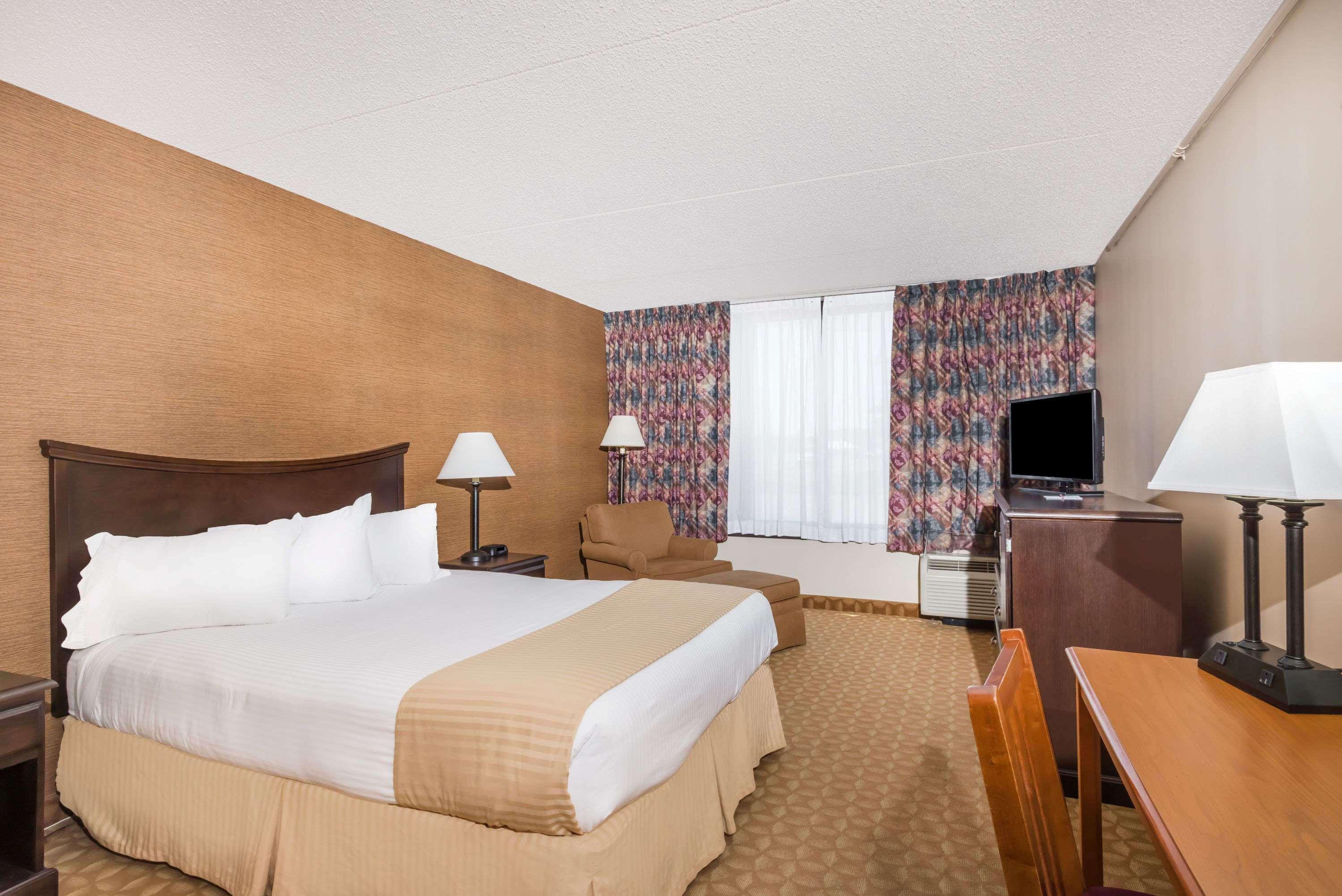 Ramada By Wyndham Watertown Thousand Экстерьер фото