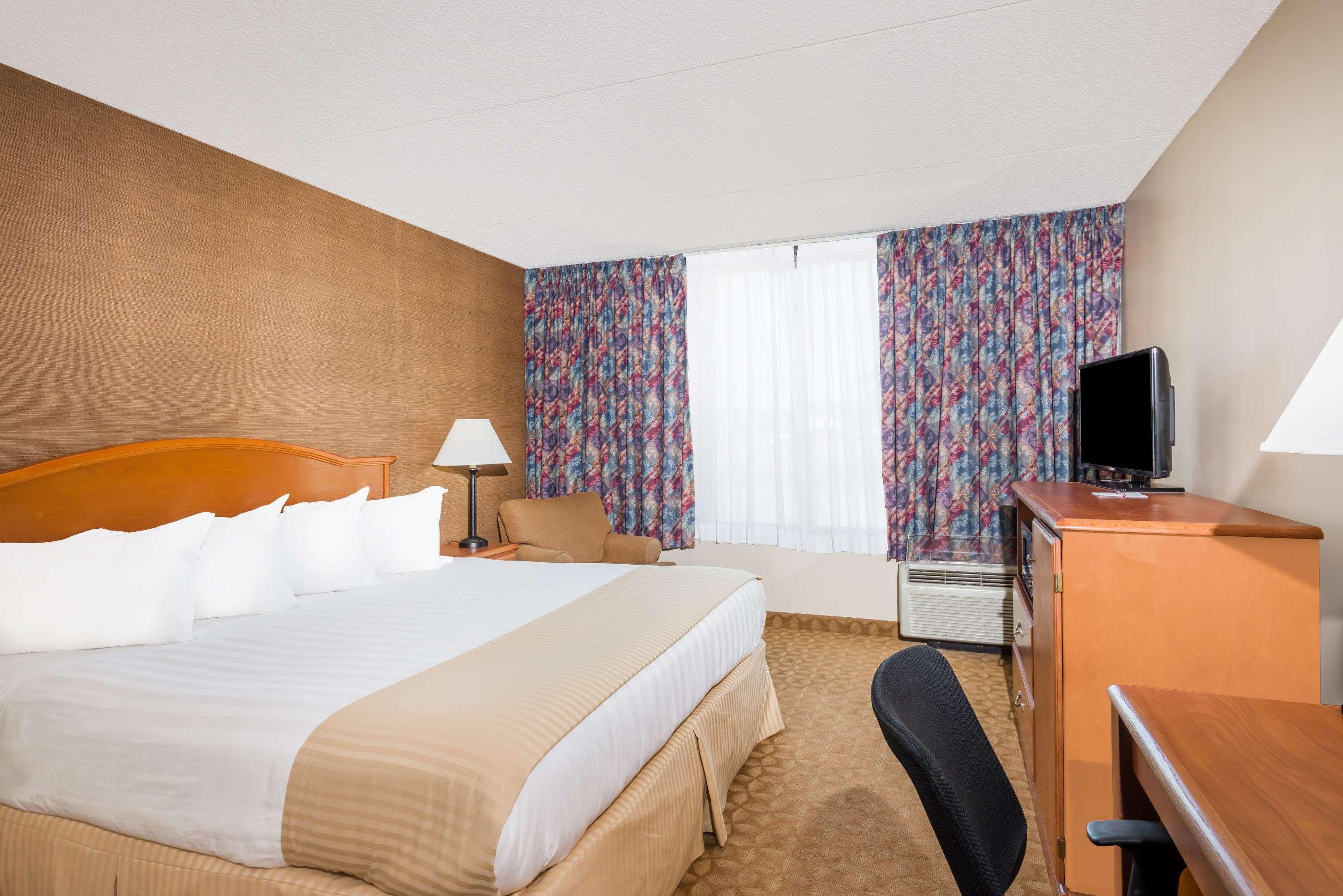 Ramada By Wyndham Watertown Thousand Экстерьер фото