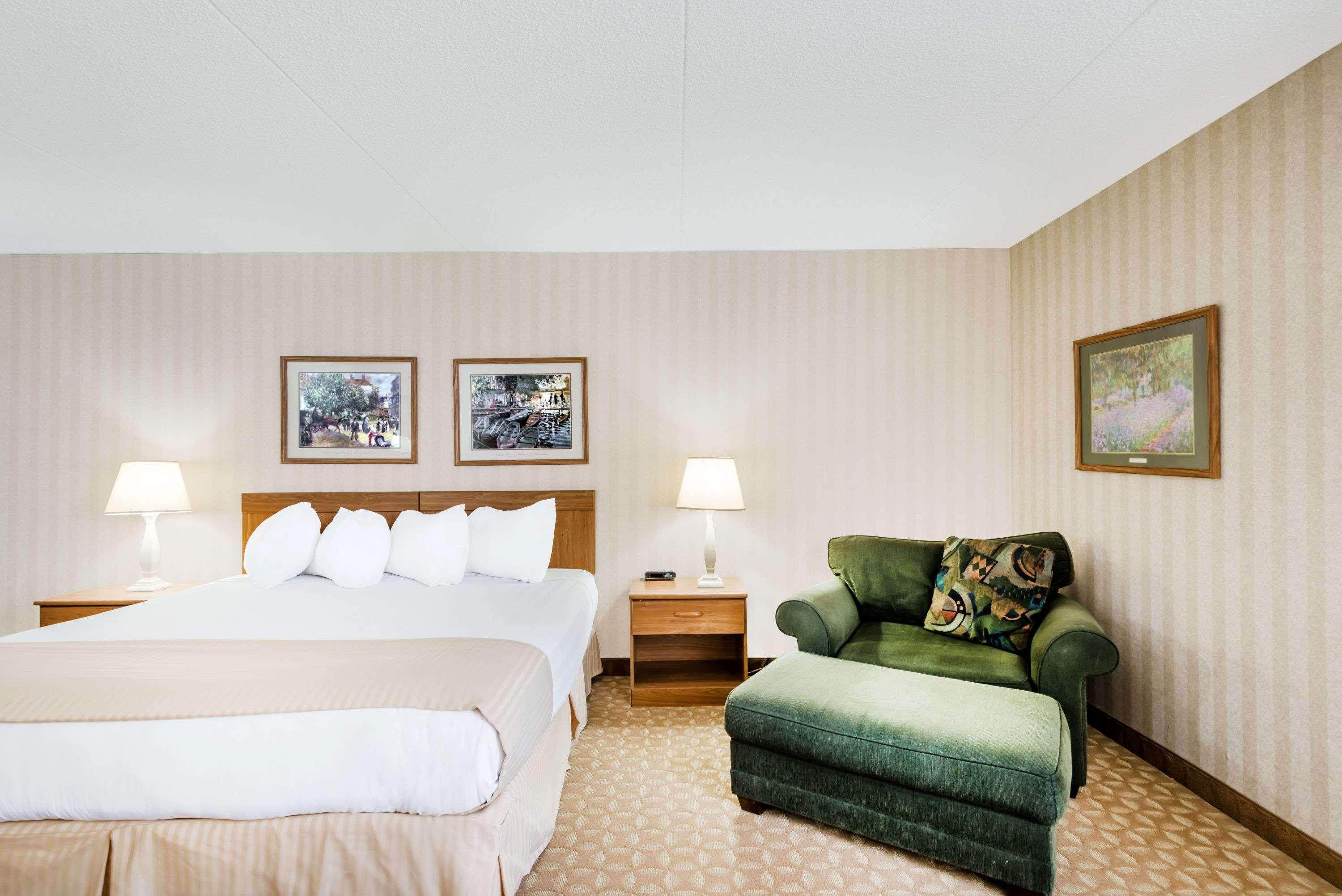 Ramada By Wyndham Watertown Thousand Экстерьер фото