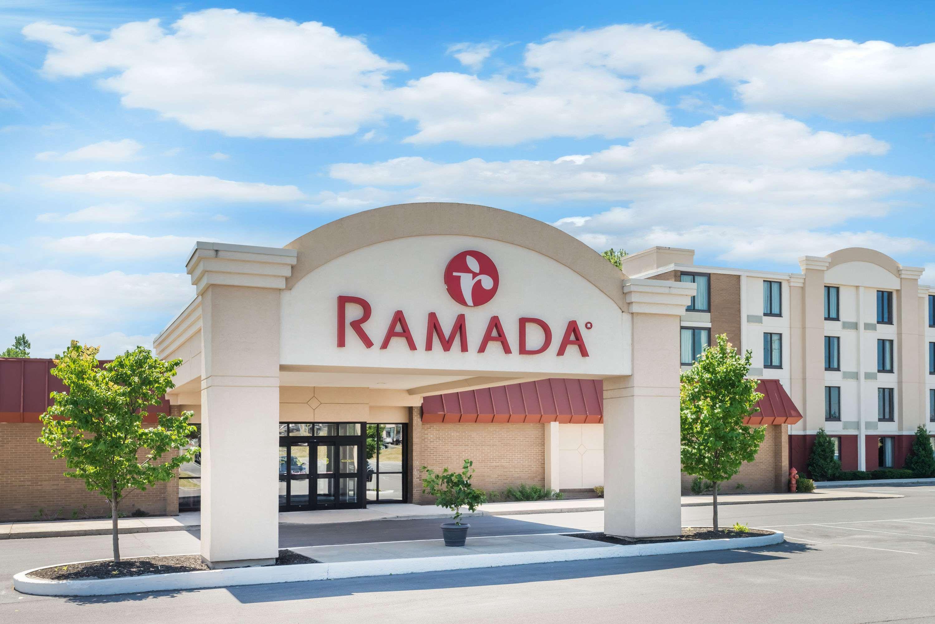 Ramada By Wyndham Watertown Thousand Экстерьер фото