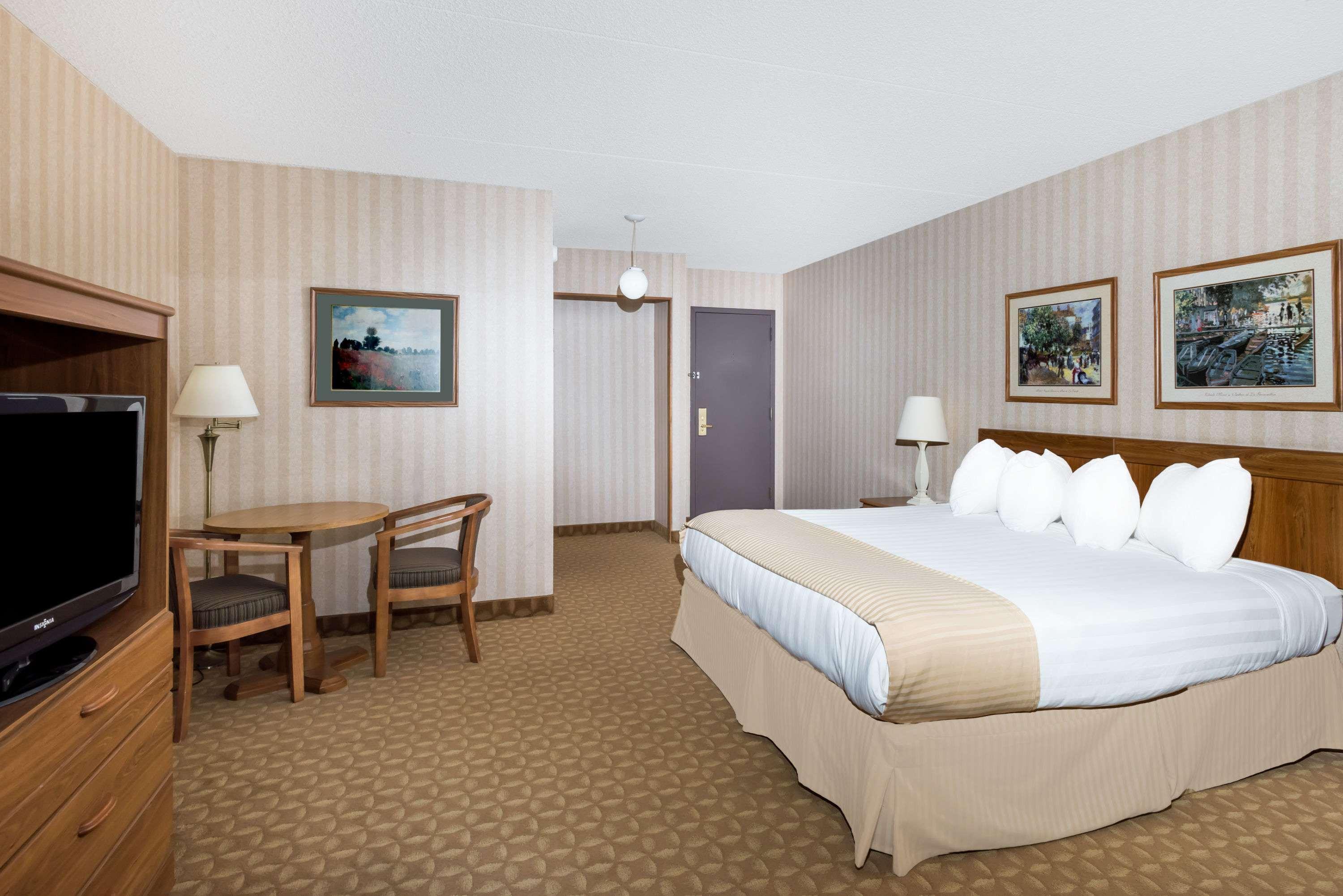 Ramada By Wyndham Watertown Thousand Экстерьер фото