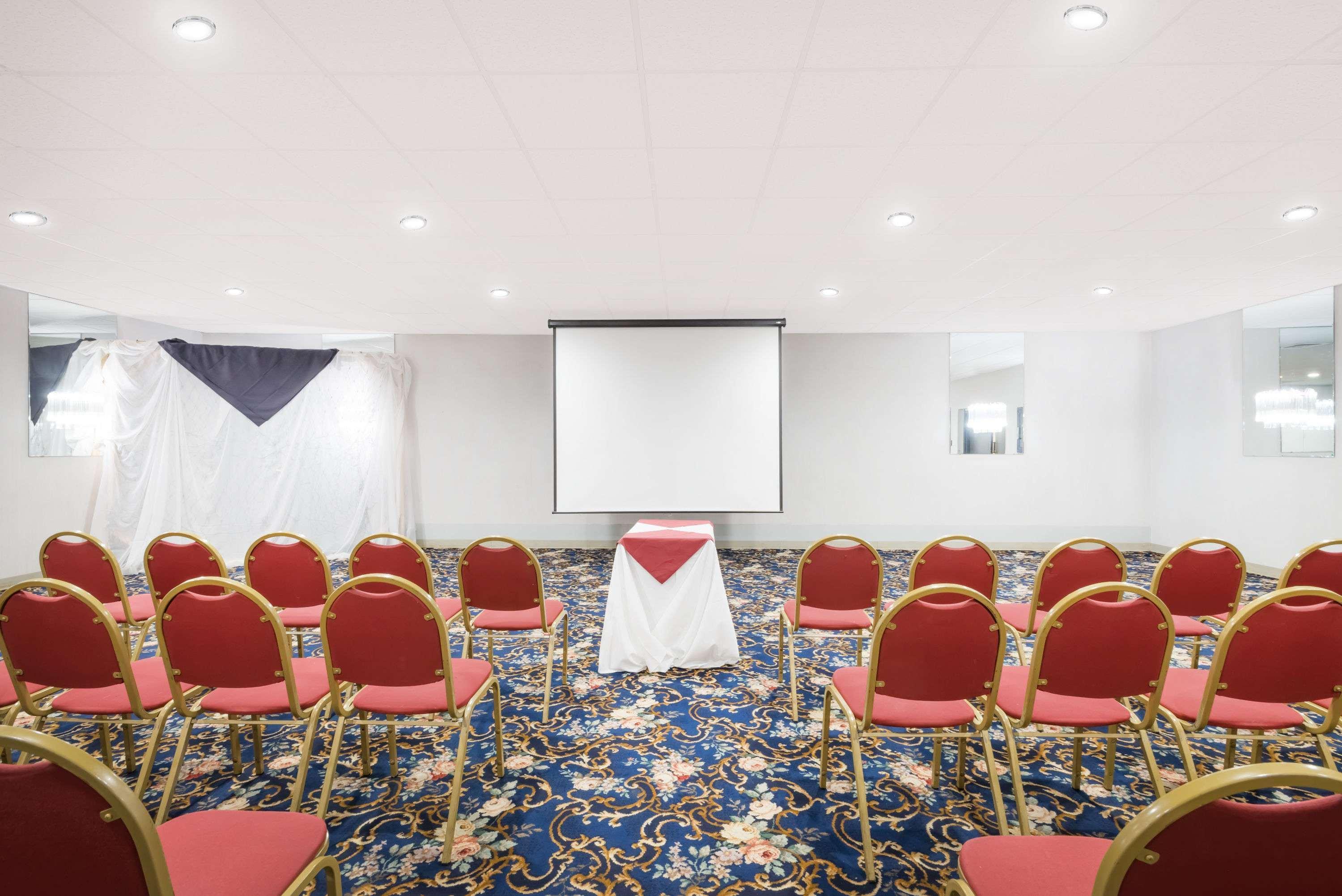 Ramada By Wyndham Watertown Thousand Экстерьер фото