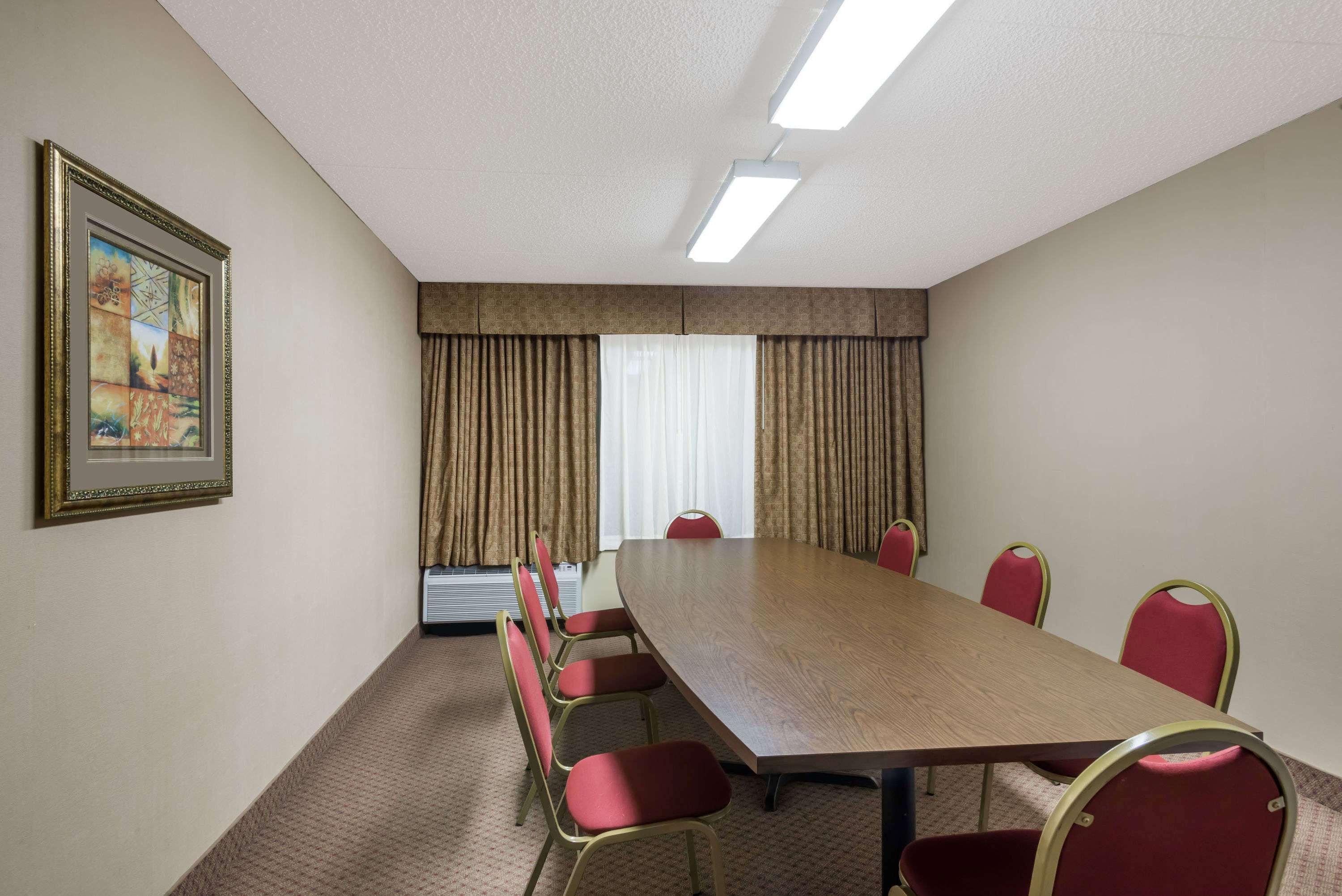 Ramada By Wyndham Watertown Thousand Экстерьер фото