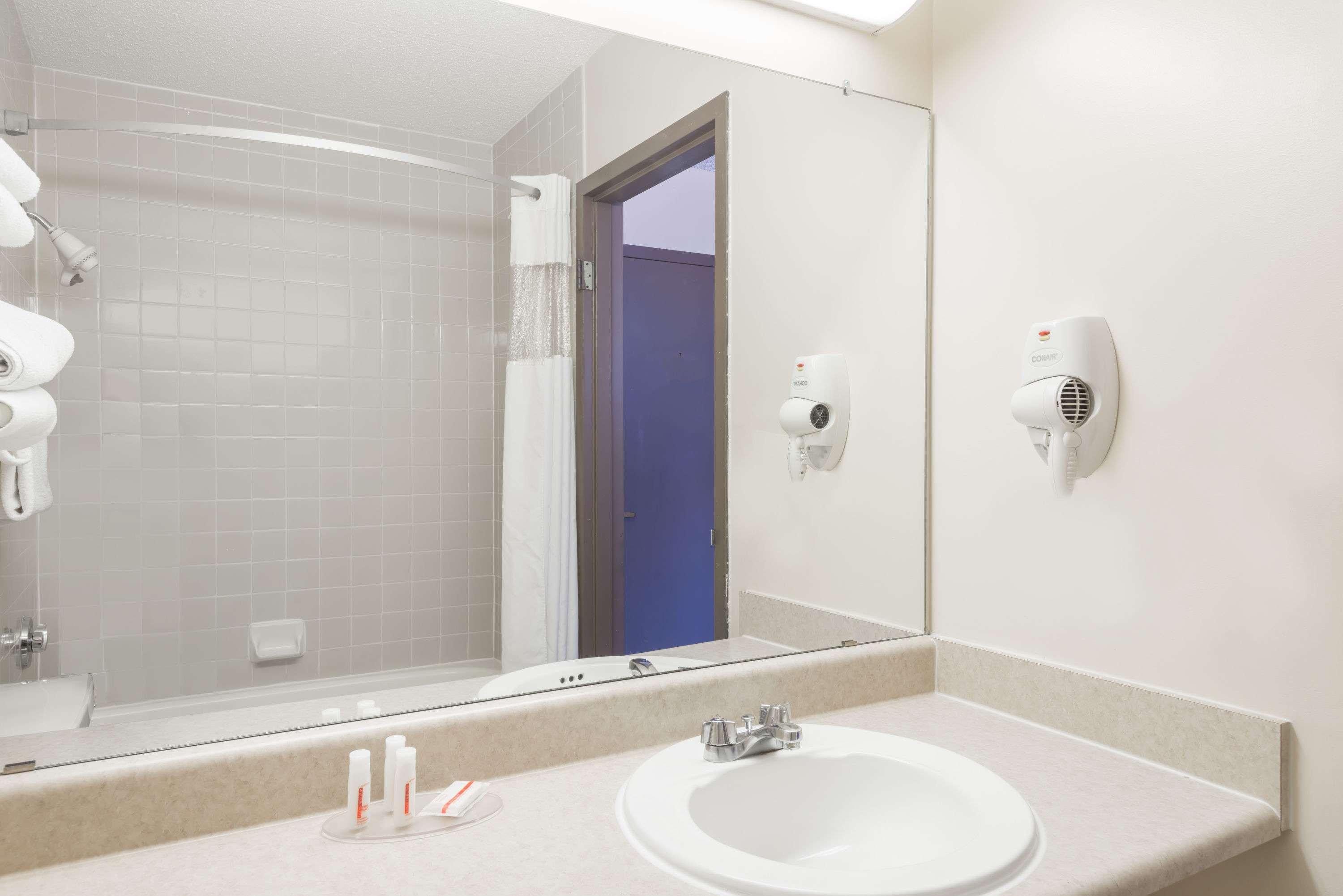 Ramada By Wyndham Watertown Thousand Экстерьер фото