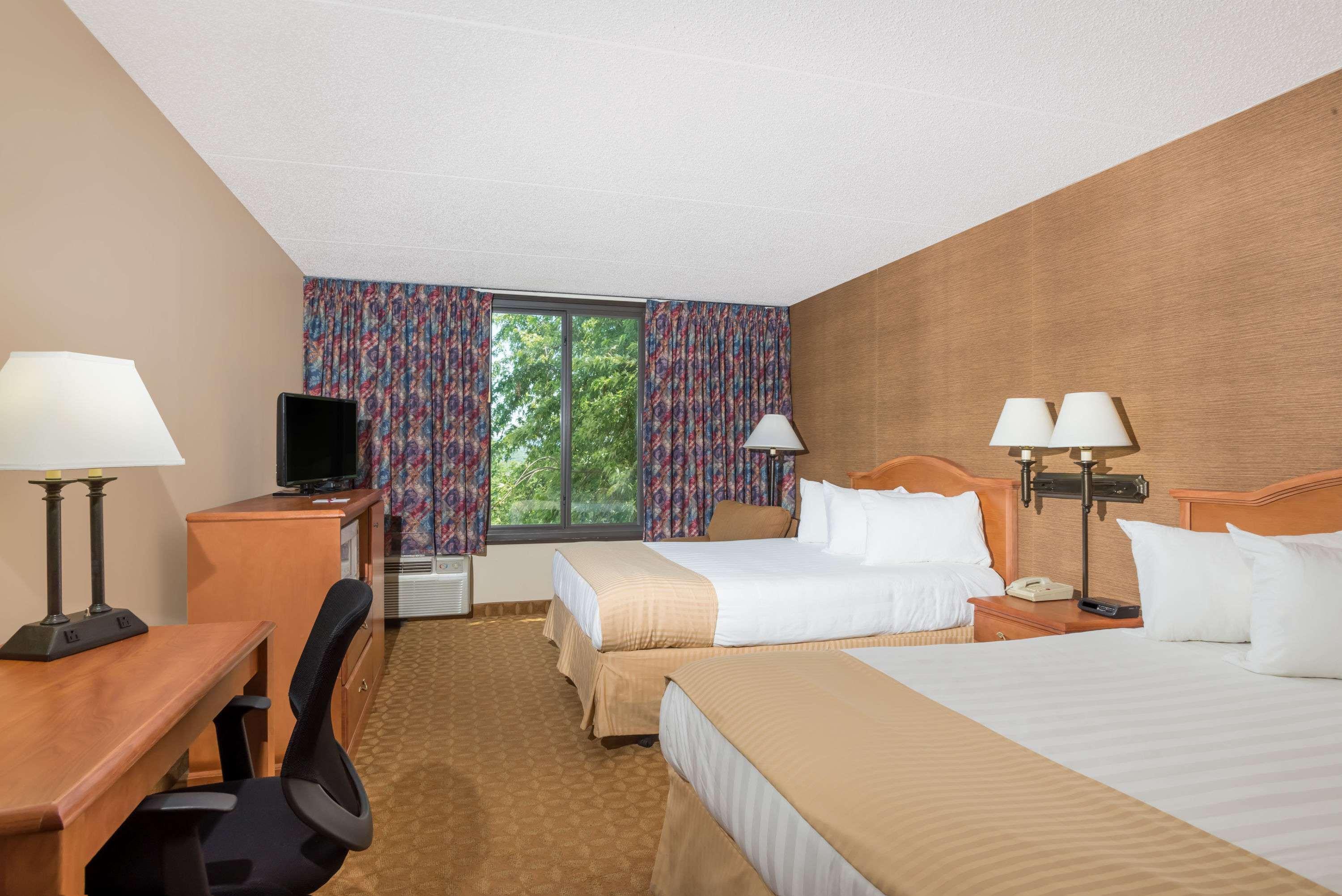Ramada By Wyndham Watertown Thousand Экстерьер фото