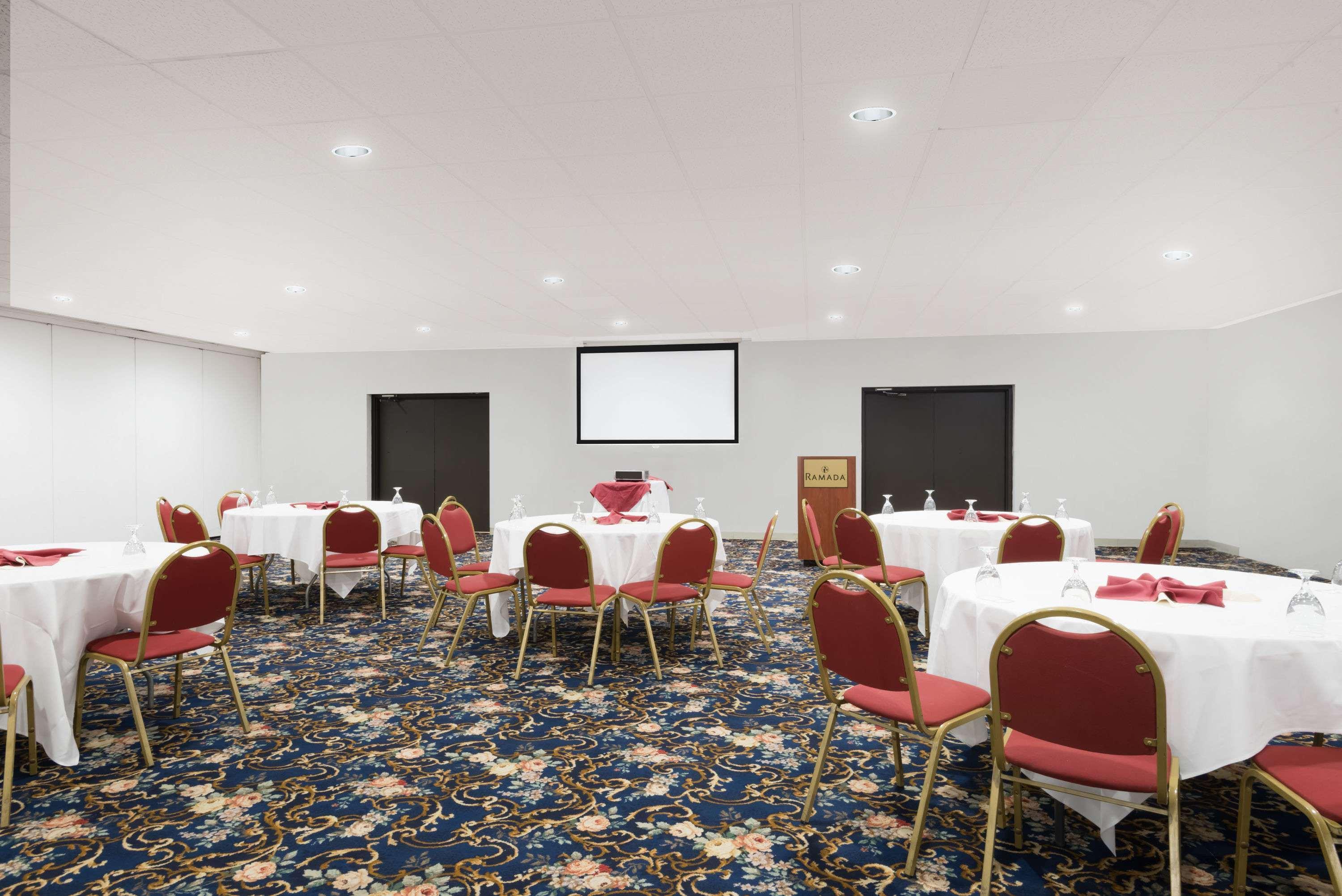 Ramada By Wyndham Watertown Thousand Экстерьер фото